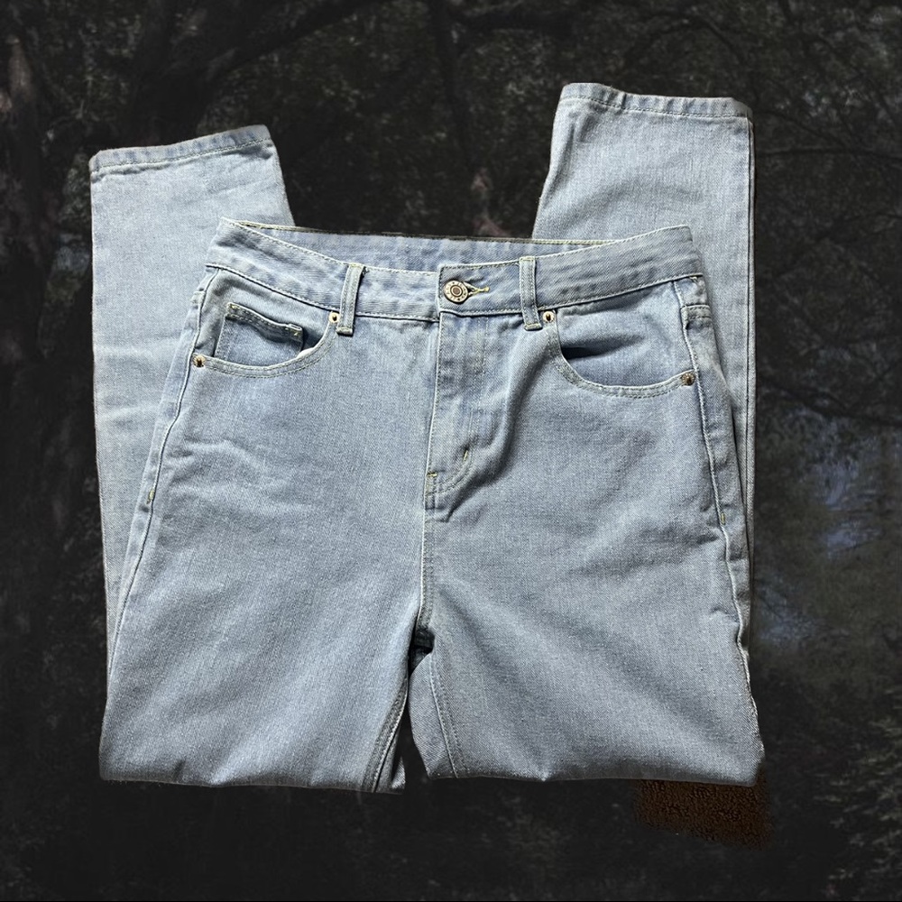 Light Wash Straight Leg Jeans :p
